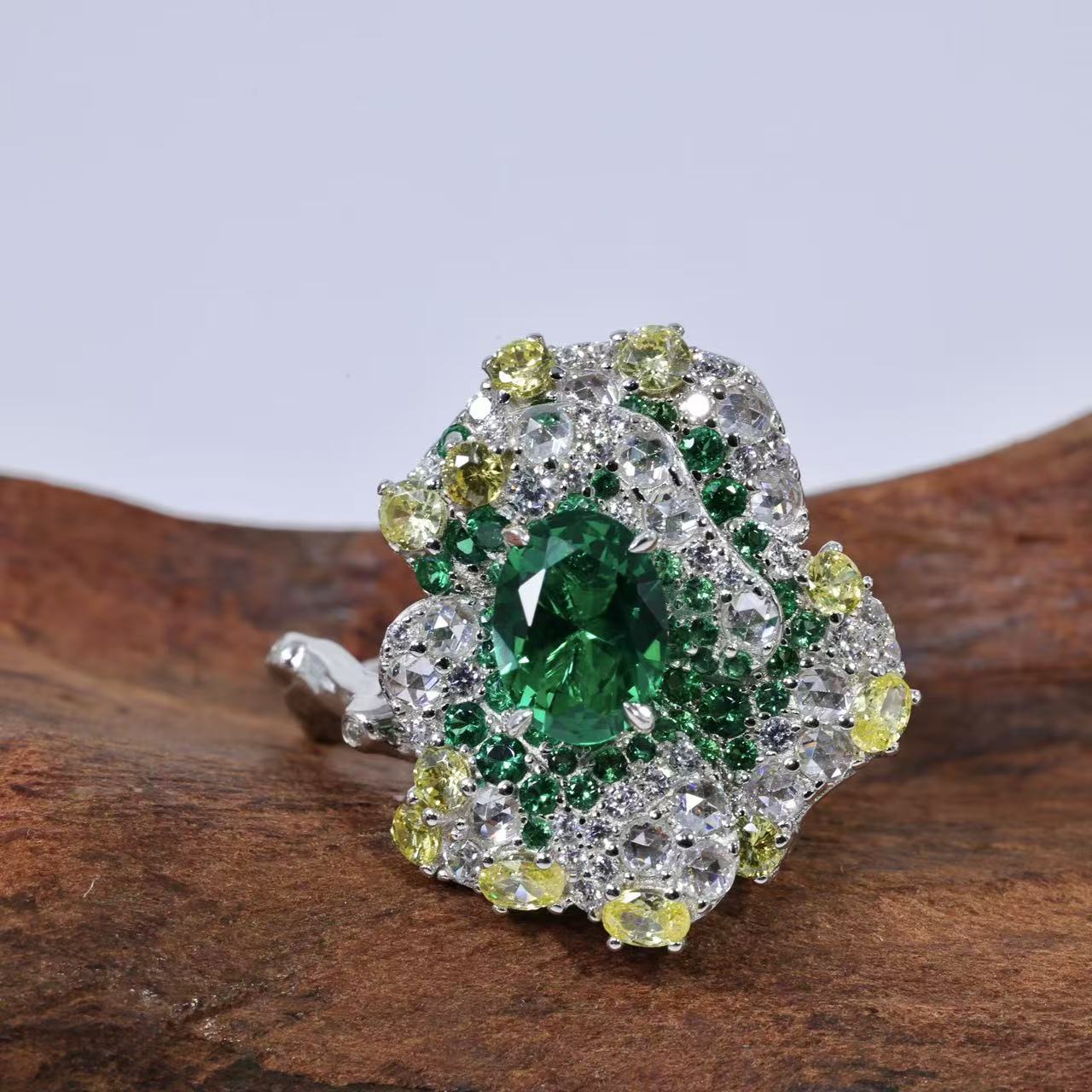 Gradient Emerald Cultivated Gemstone Vintage Ring