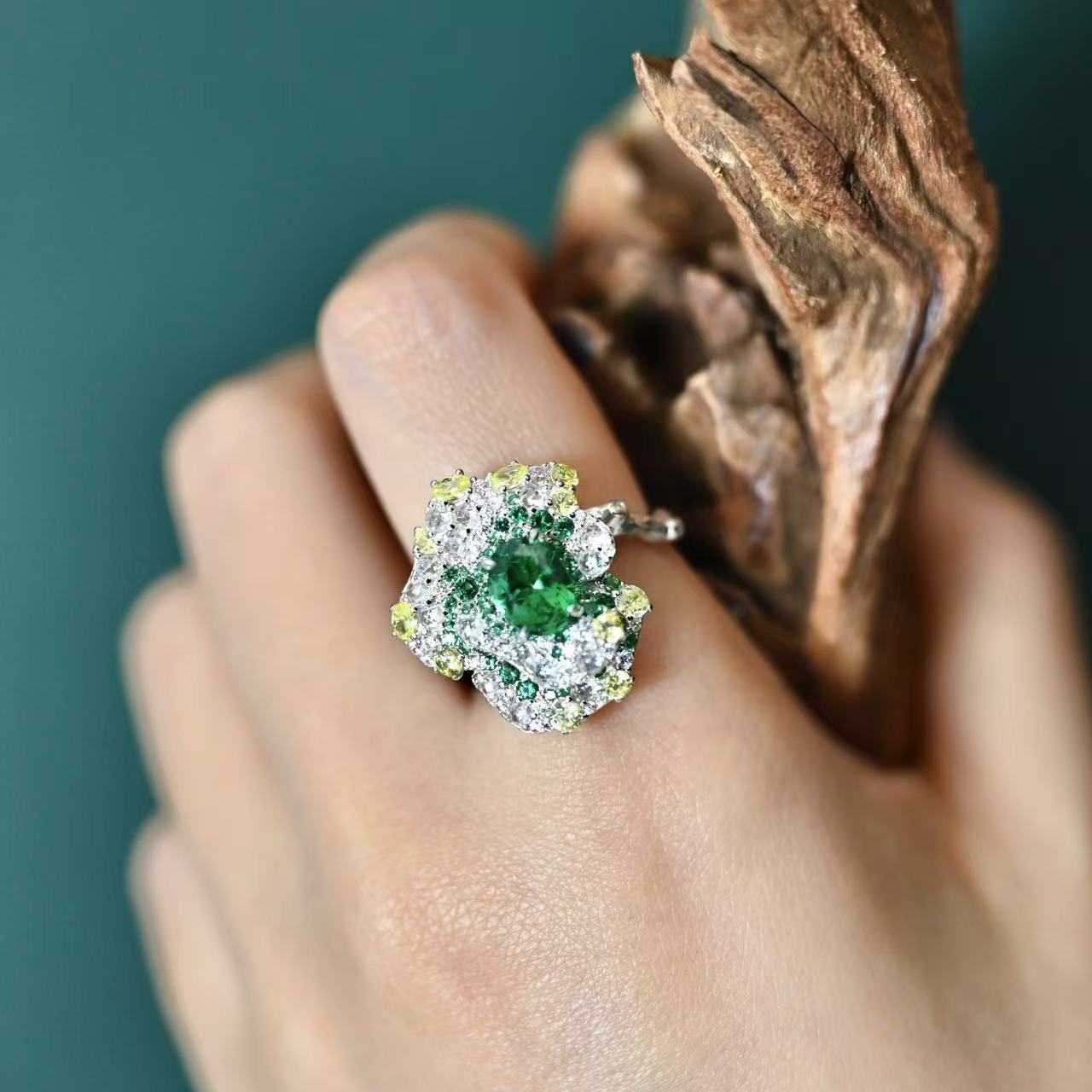 Gradient Emerald Cultivated Gemstone Vintage Ring