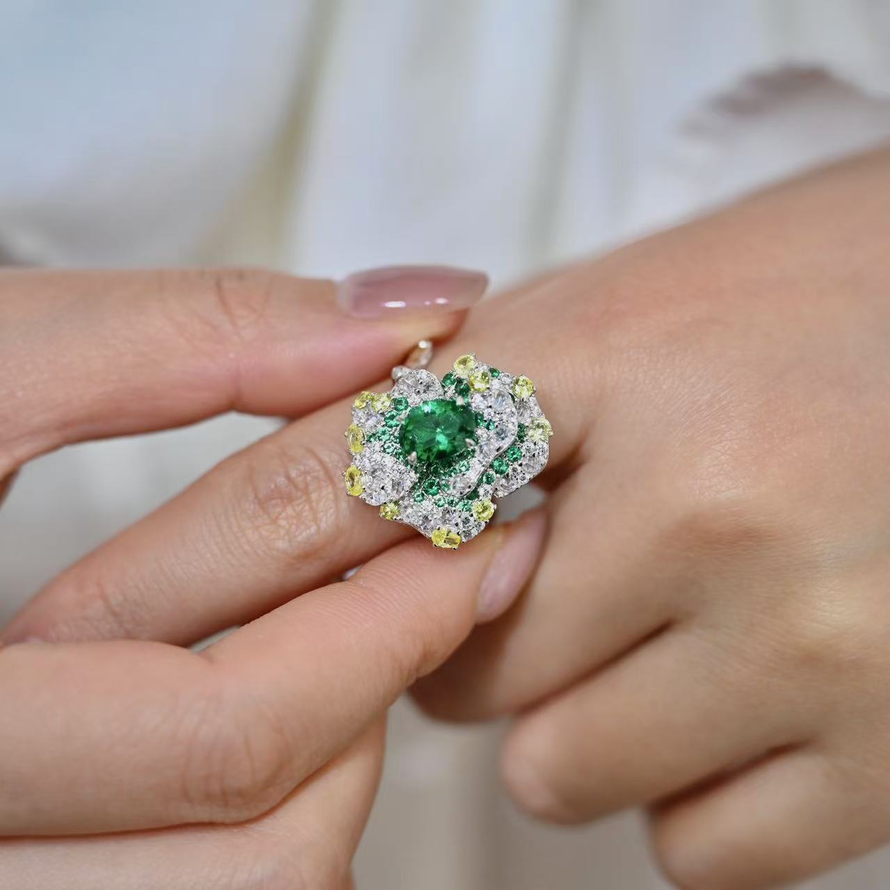 Gradient Emerald Cultivated Gemstone Vintage Ring