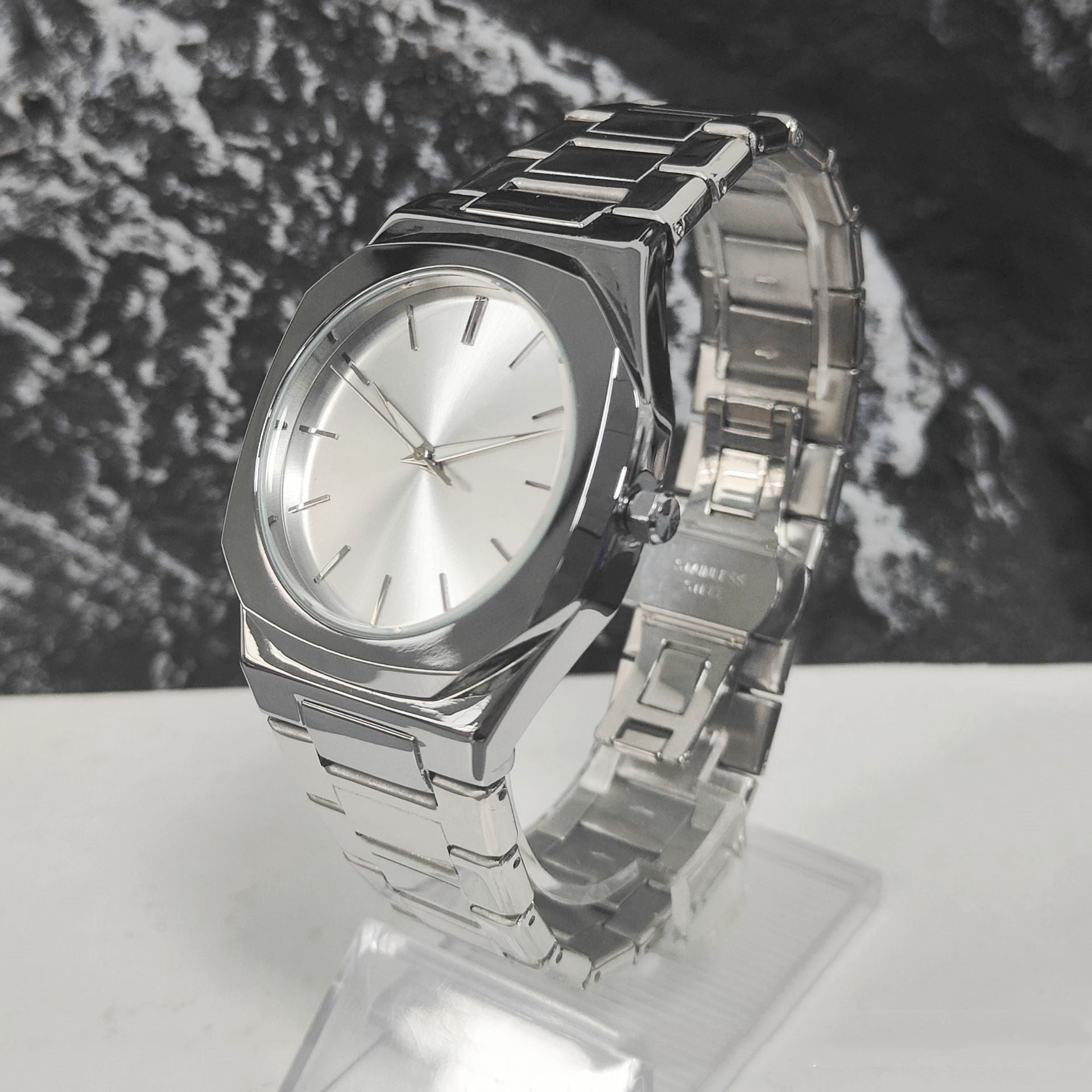 Mens Large-dial Stainless Steel Quartz Watch With A Luminous Night-time Display